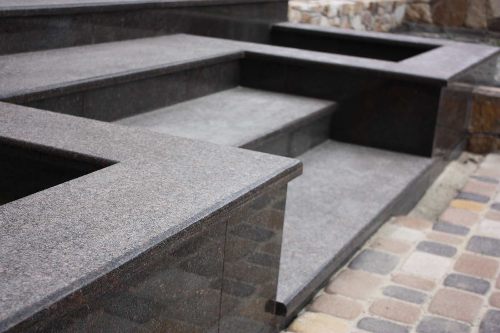 Входная группа из Карельского гранита