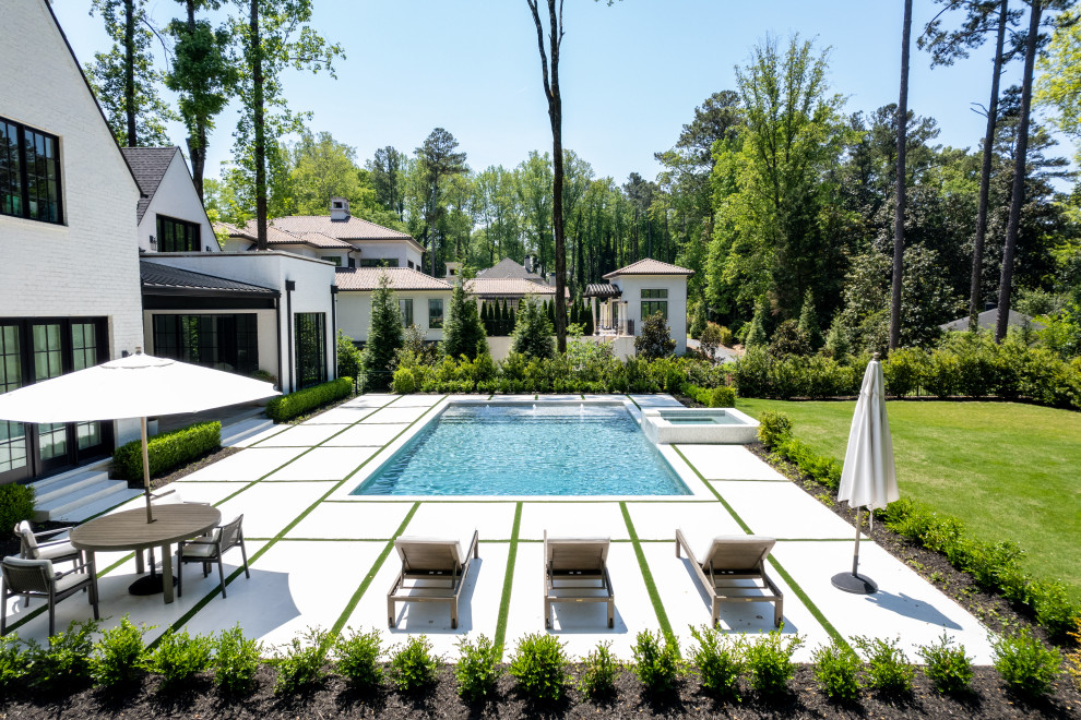 Großes Modernes Sportbecken hinter dem Haus in rechteckiger Form mit Pool-Gartenbau und Betonplatten in Atlanta