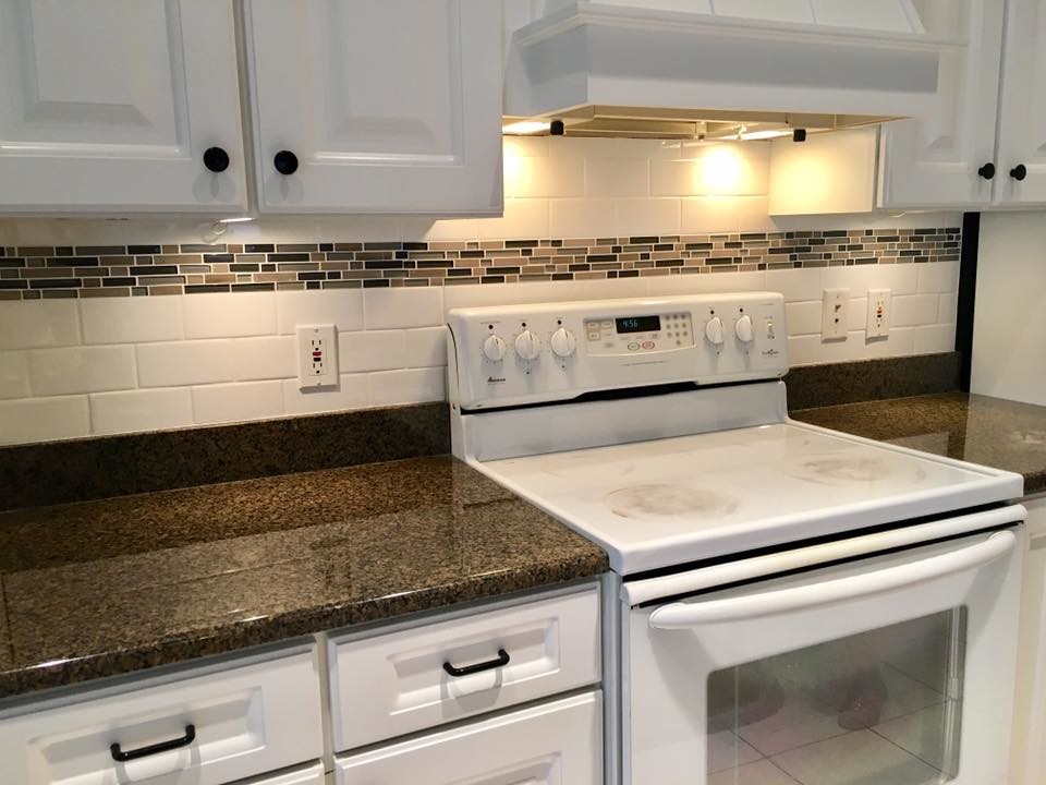 Kitchen - transitional kitchen idea in Chicago