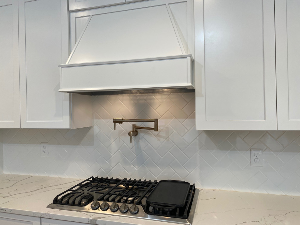 Example of a transitional kitchen design in Columbus