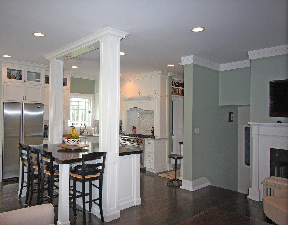 Kitchen - transitional kitchen idea in Chicago