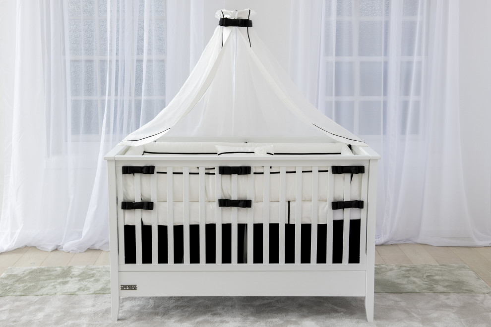 Modelo de habitación de bebé neutra contemporánea con paredes blancas