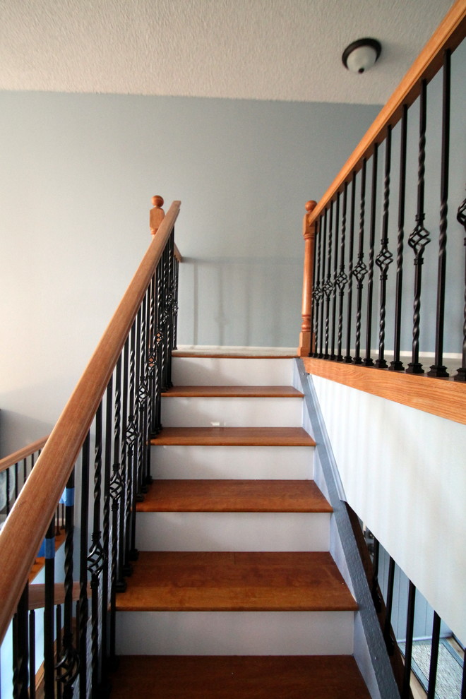 デンバーにある低価格の小さなトラディショナルスタイルのおしゃれな階段の写真
