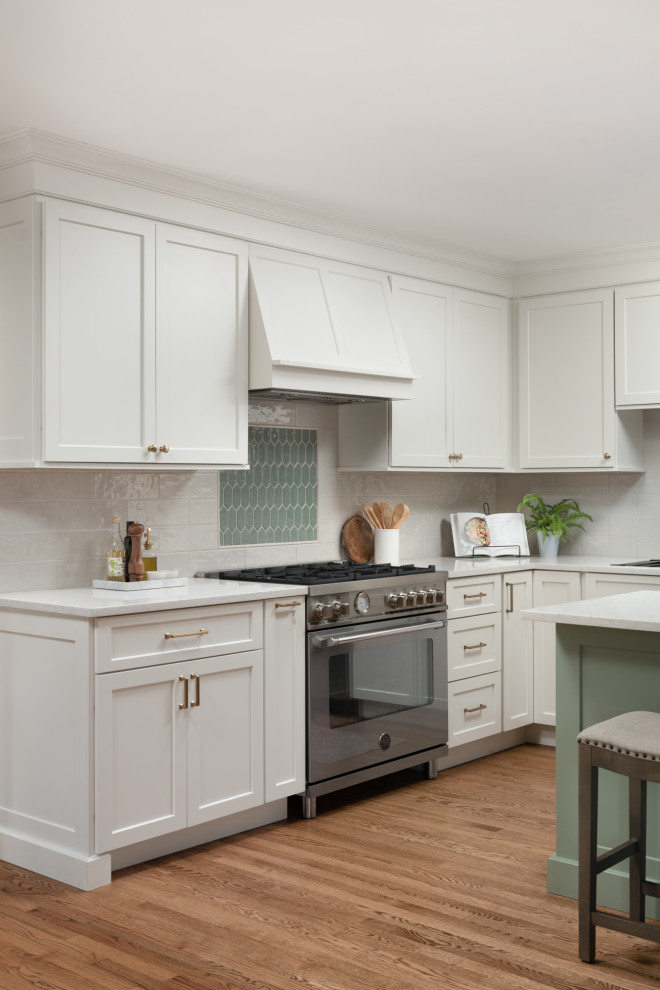 Bild på ett mellanstort vintage vit vitt kök, med en undermonterad diskho, släta luckor, vita skåp, bänkskiva i kvarts, beige stänkskydd, stänkskydd i keramik, rostfria vitvaror, mellanmörkt trägolv och en köksö