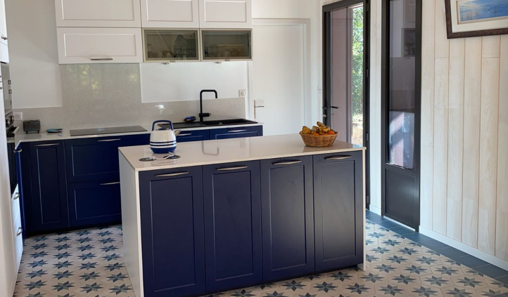 Inspiration for a medium sized nautical l-shaped kitchen/diner in Bordeaux with a single-bowl sink, glass-front cabinets, quartz worktops, white splashback, engineered quartz splashback, integrated appliances, cement flooring, an island, blue floors, white worktops and a wood ceiling.