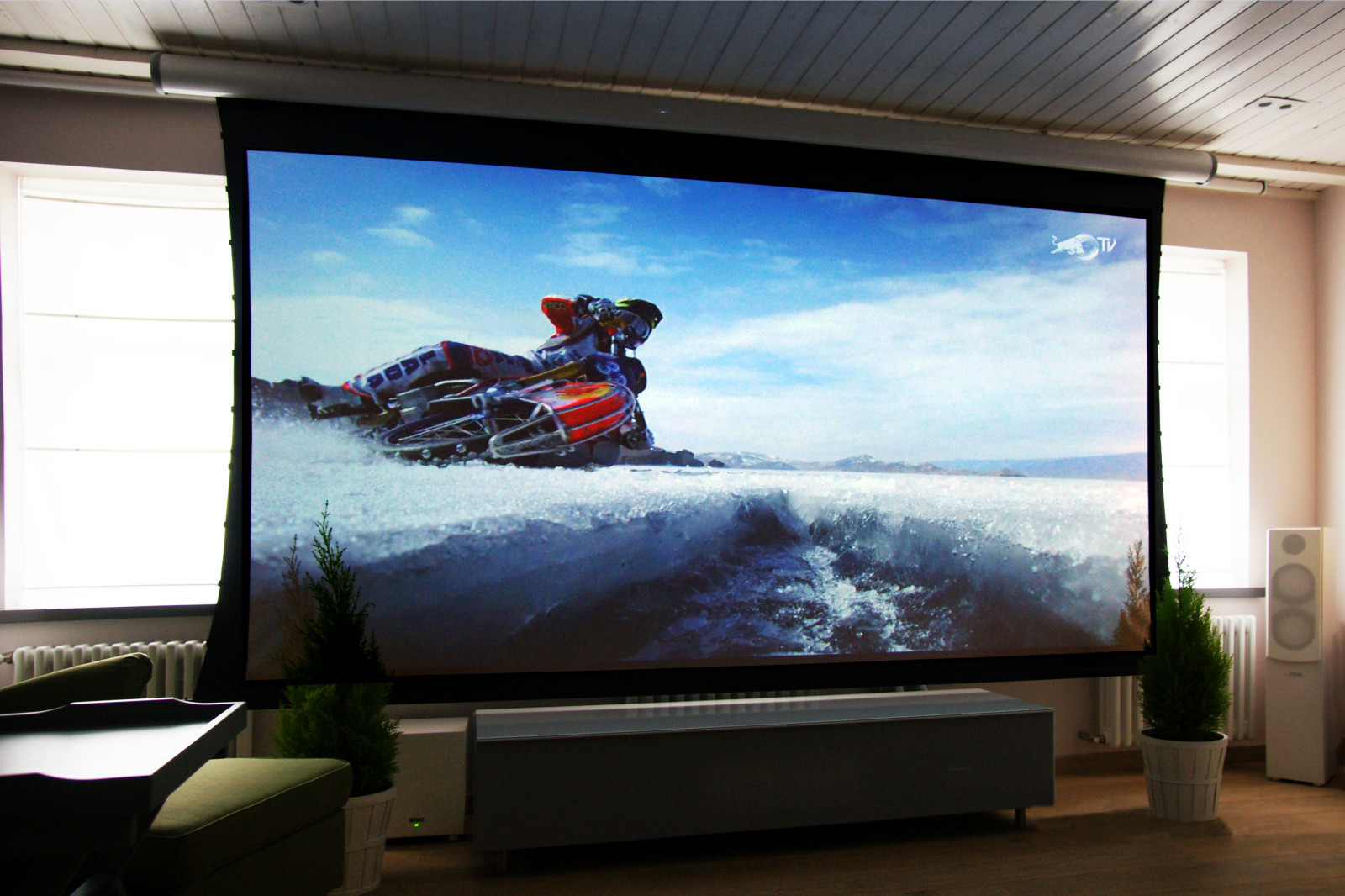 Моторизированный экран с системой натяжения по бокам