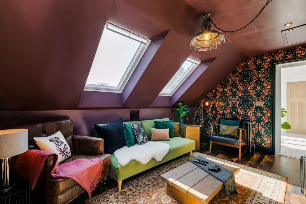 Bild på ett mellanstort eklektiskt hemmastudio, med lila väggar, vinylgolv och brunt golv