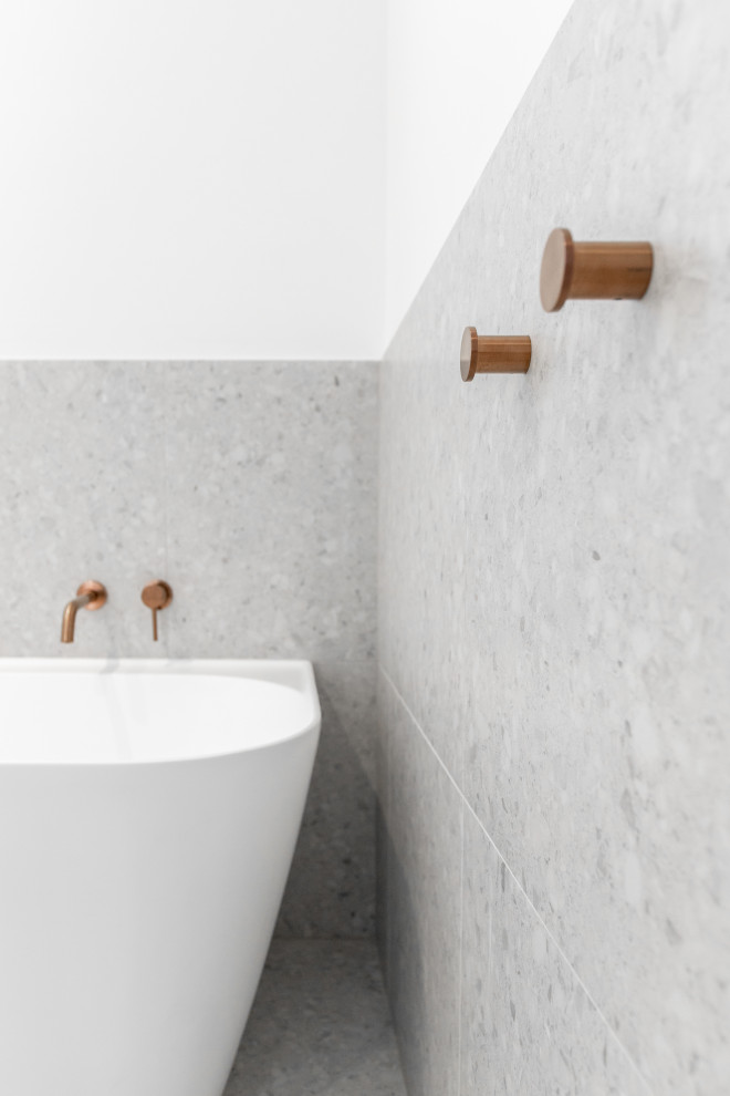 Inspiration for a contemporary bathroom in Gold Coast - Tweed.