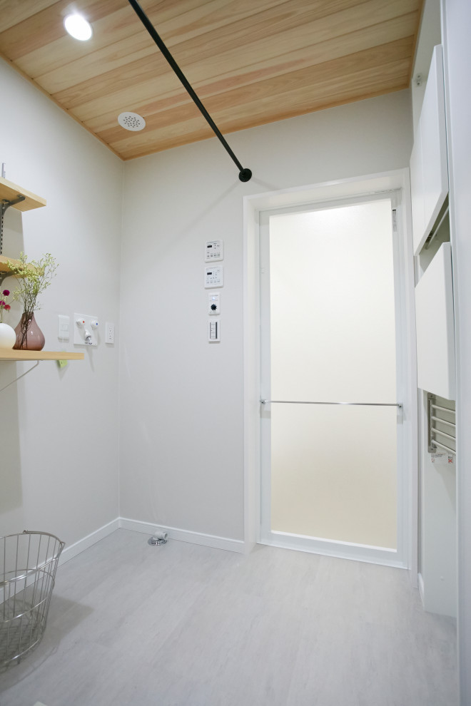 大阪にあるおしゃれな洗濯室 (グレーの壁、板張り天井、壁紙) の写真