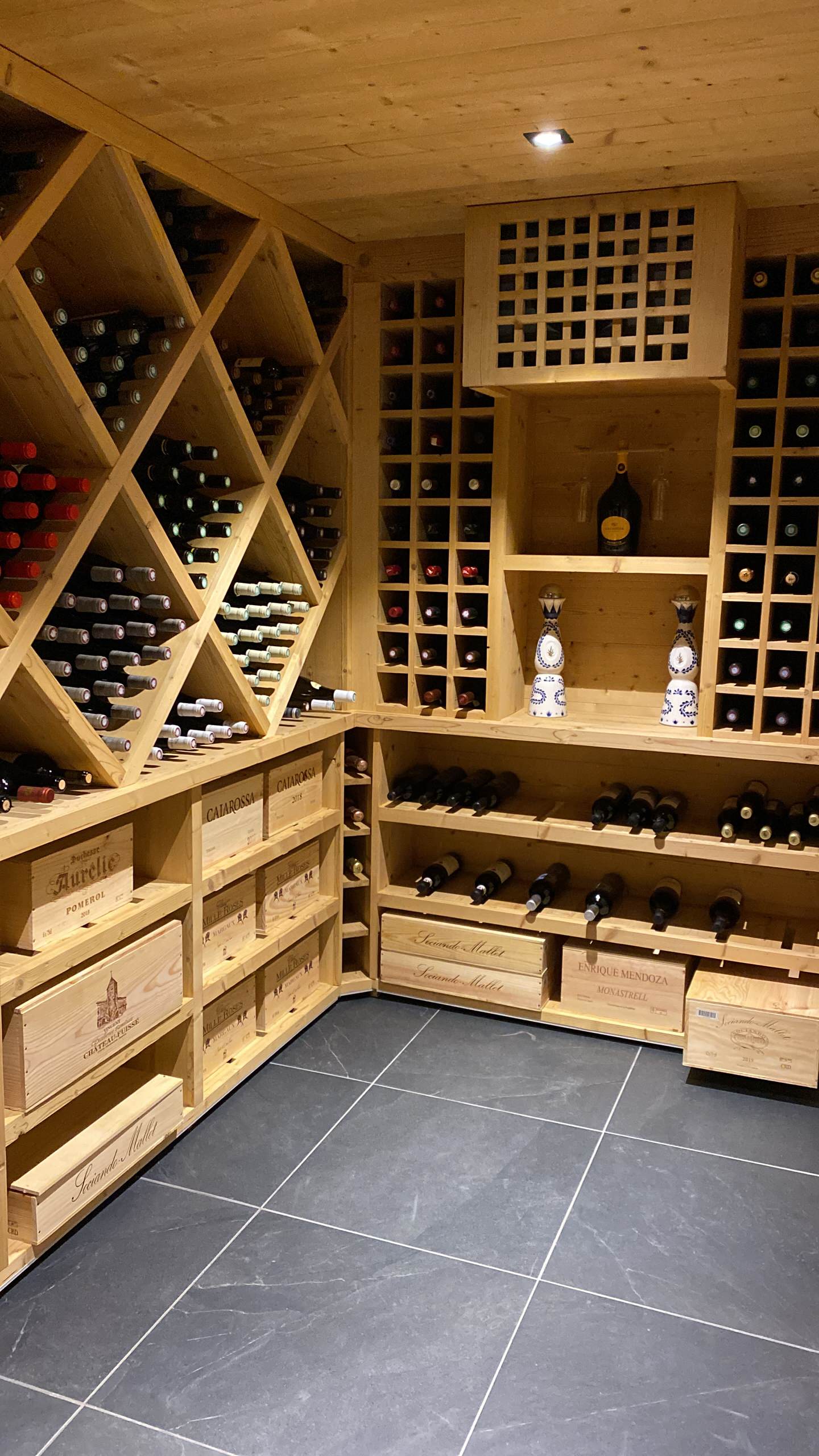 AGENCEMENT D'UNE CAVE A VINS