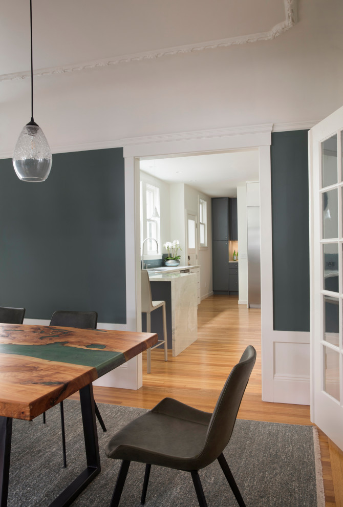 Ispirazione per una sala da pranzo aperta verso la cucina contemporanea di medie dimensioni con pareti grigie e pavimento multicolore