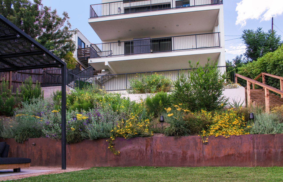 Свежая идея для дизайна: солнечный, весенний засухоустойчивый сад среднего размера на заднем дворе в стиле лофт с высокими грядками, хорошей освещенностью, покрытием из гранитной крошки и с деревянным забором - отличное фото интерьера