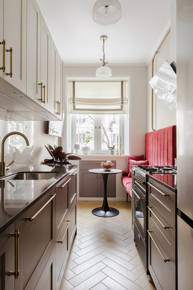 Cette image montre une cuisine parallèle design fermée avec un évier encastré, une crédence blanche, un placard à porte shaker, des portes de placard marrons, un sol beige et un plan de travail marron.