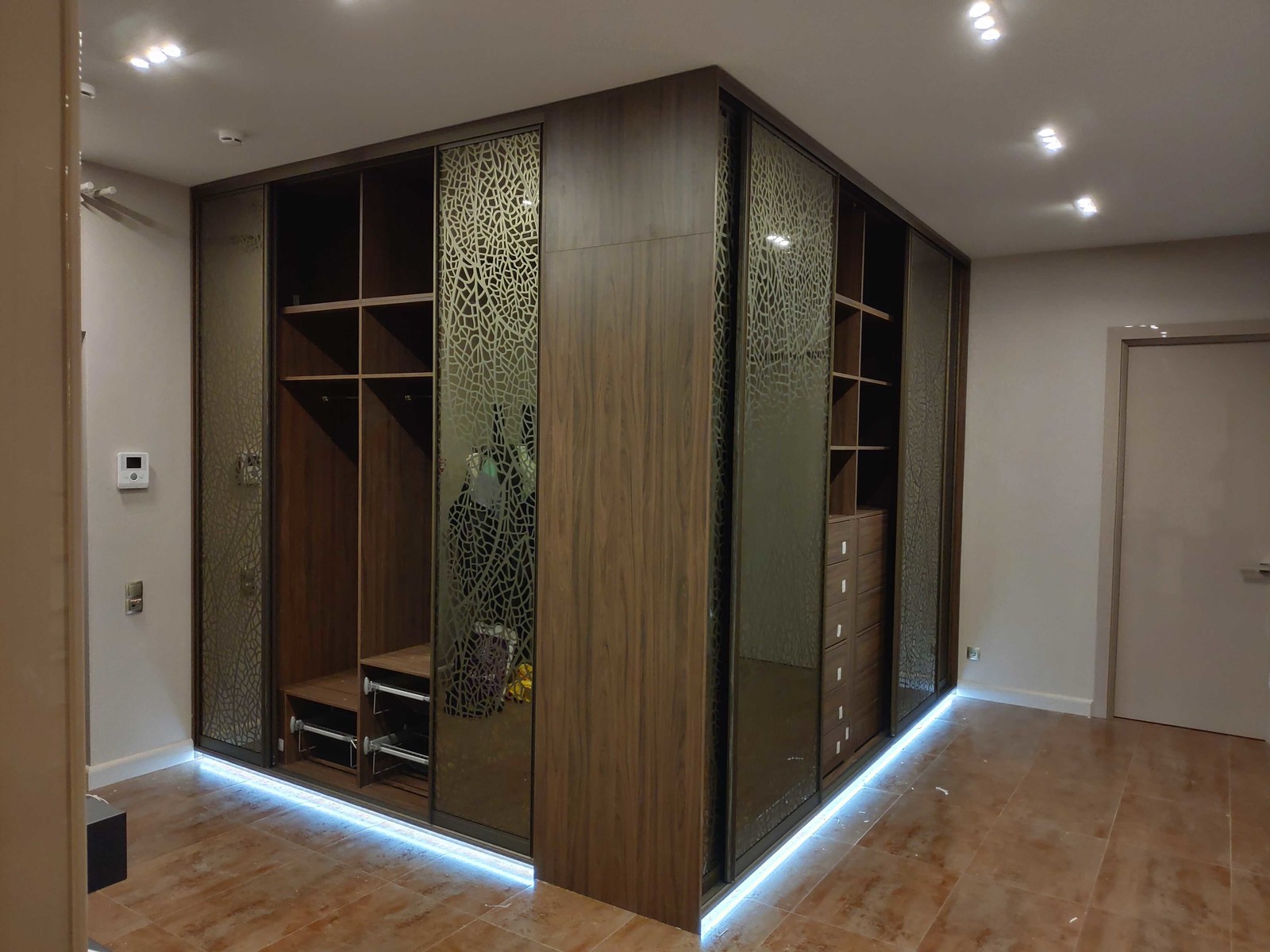 Корпусный шкаф raumplus