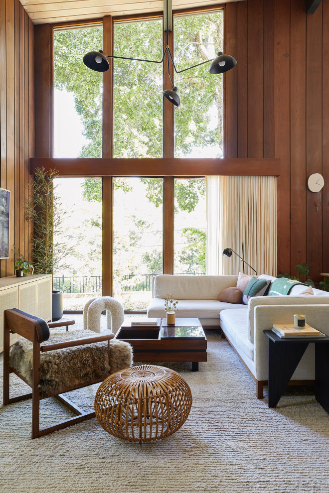 Mittelgroßes, Offenes Mid-Century Wohnzimmer mit brauner Wandfarbe, Porzellan-Bodenfliesen, TV-Wand, beigem Boden, Holzdecke und Holzwänden in San Francisco