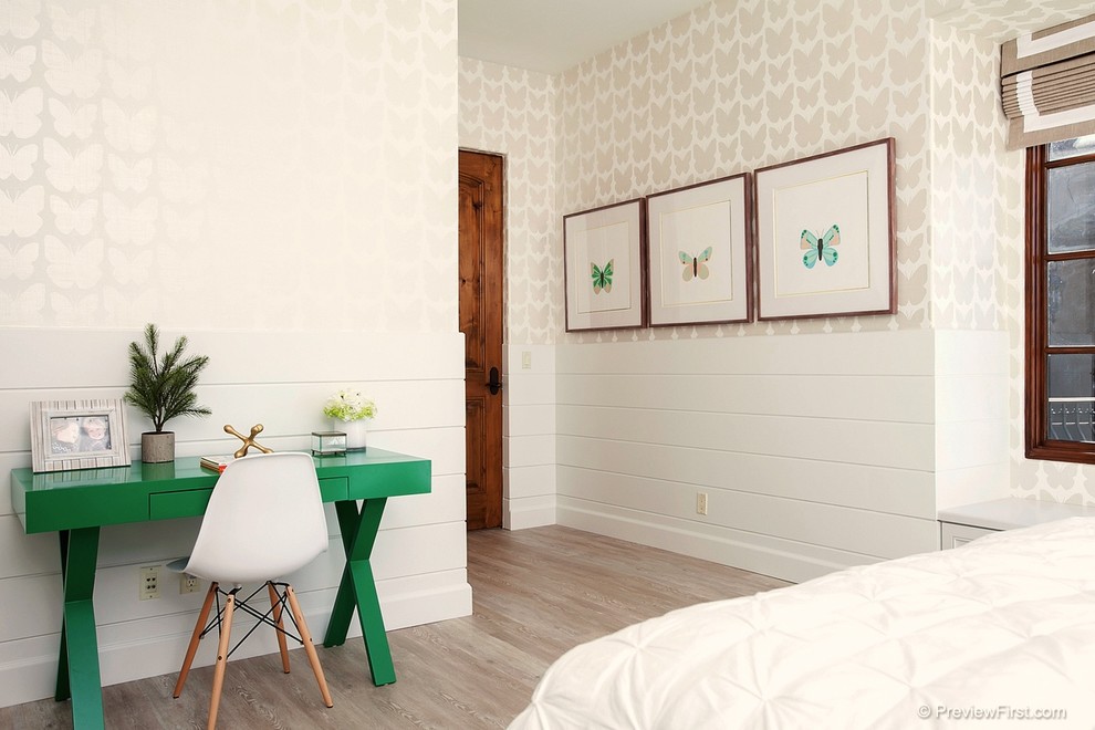 Photo of a mid-sized transitional gender-neutral kids' bedroom for kids 4-10 years old in San Diego with beige walls and light hardwood floors.