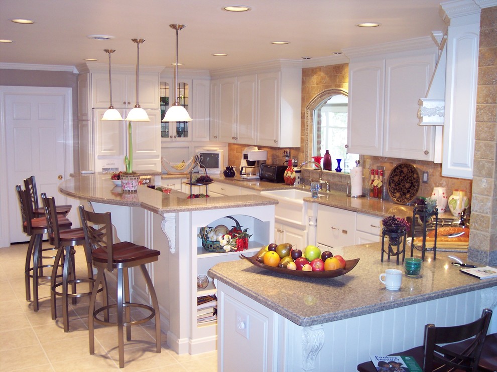 Williamsburg white eat in Kitchen