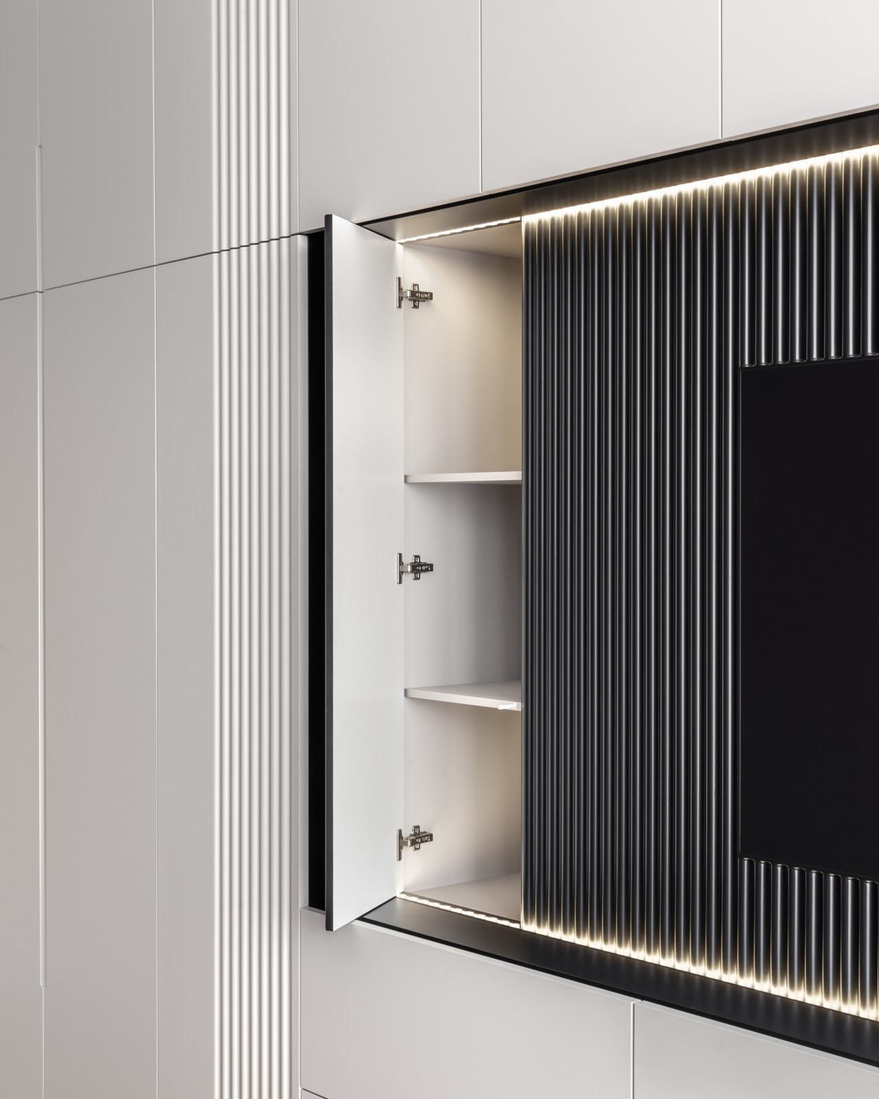 Стеллажи, открытые шкафы, полки с подветкой