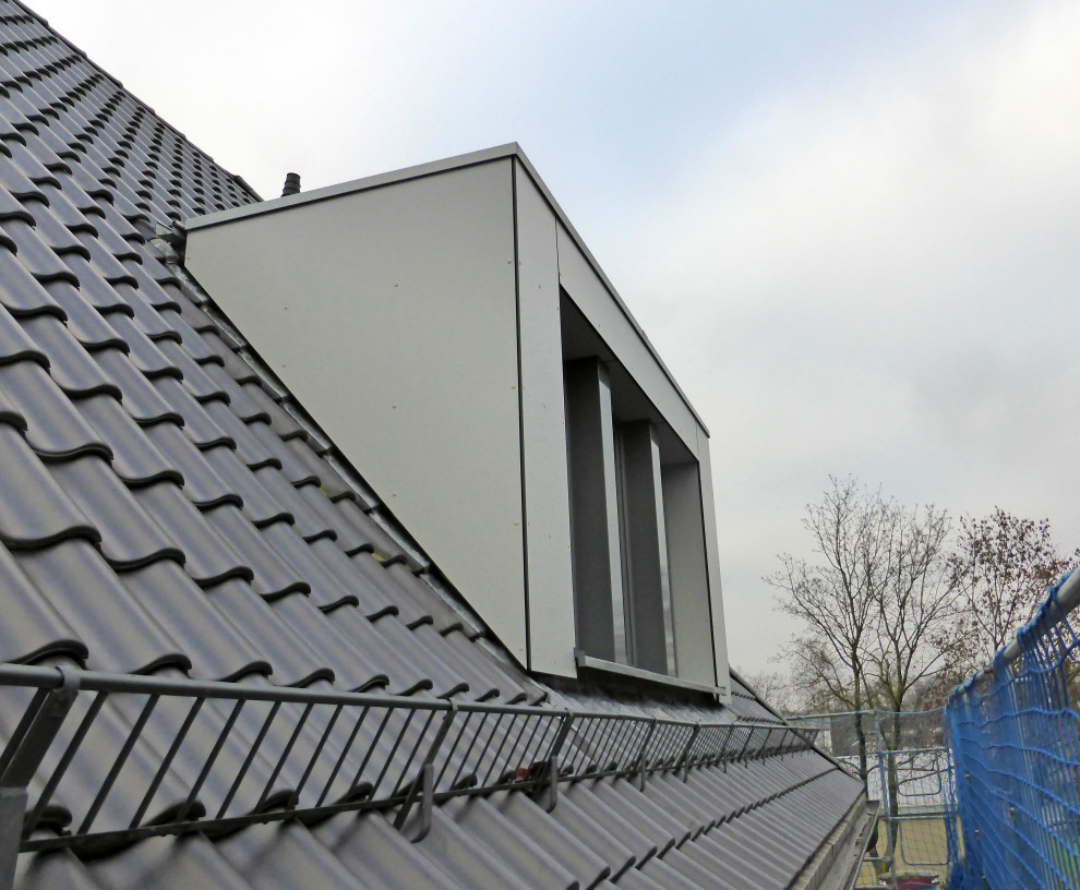 Modelo de fachada gris y negra minimalista de tamaño medio de tres plantas con revestimiento de aglomerado de cemento, tejado a cuatro aguas, tejado de teja de barro y tablilla