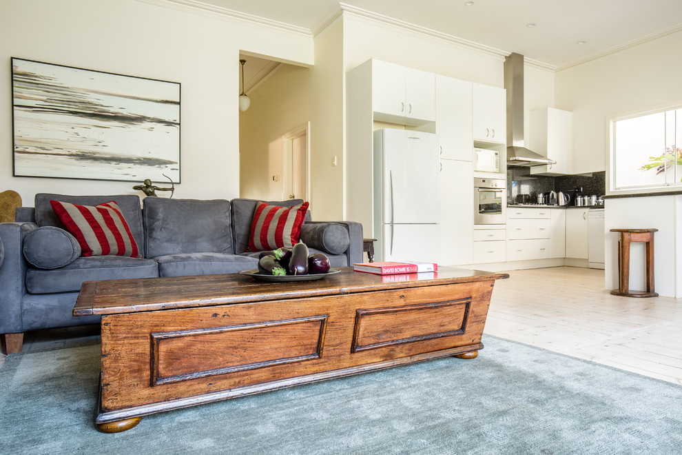 Design ideas for a traditional kitchen in Melbourne.
