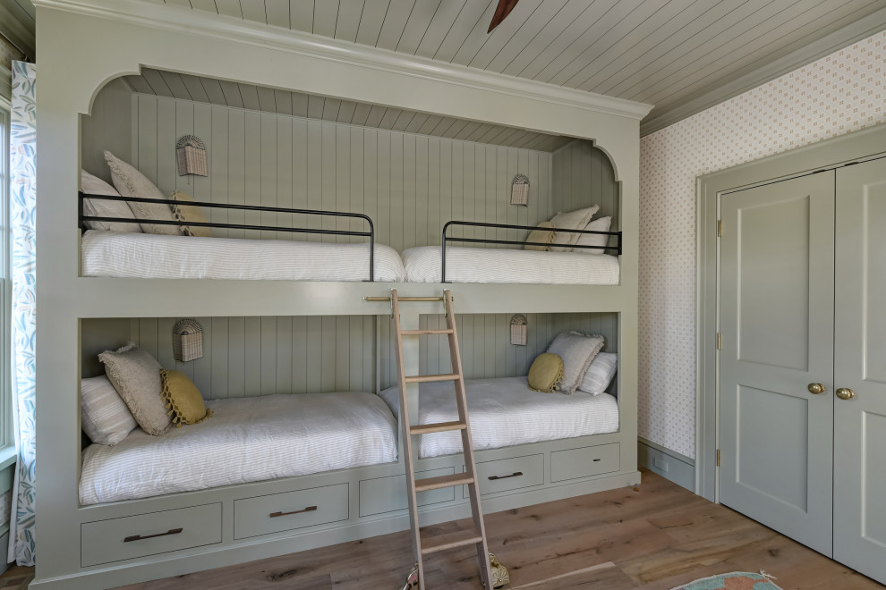 Modelo de dormitorio infantil de 4 a 10 años clásico renovado con paredes grises, suelo de madera en tonos medios, suelo marrón, machihembrado, panelado y papel pintado