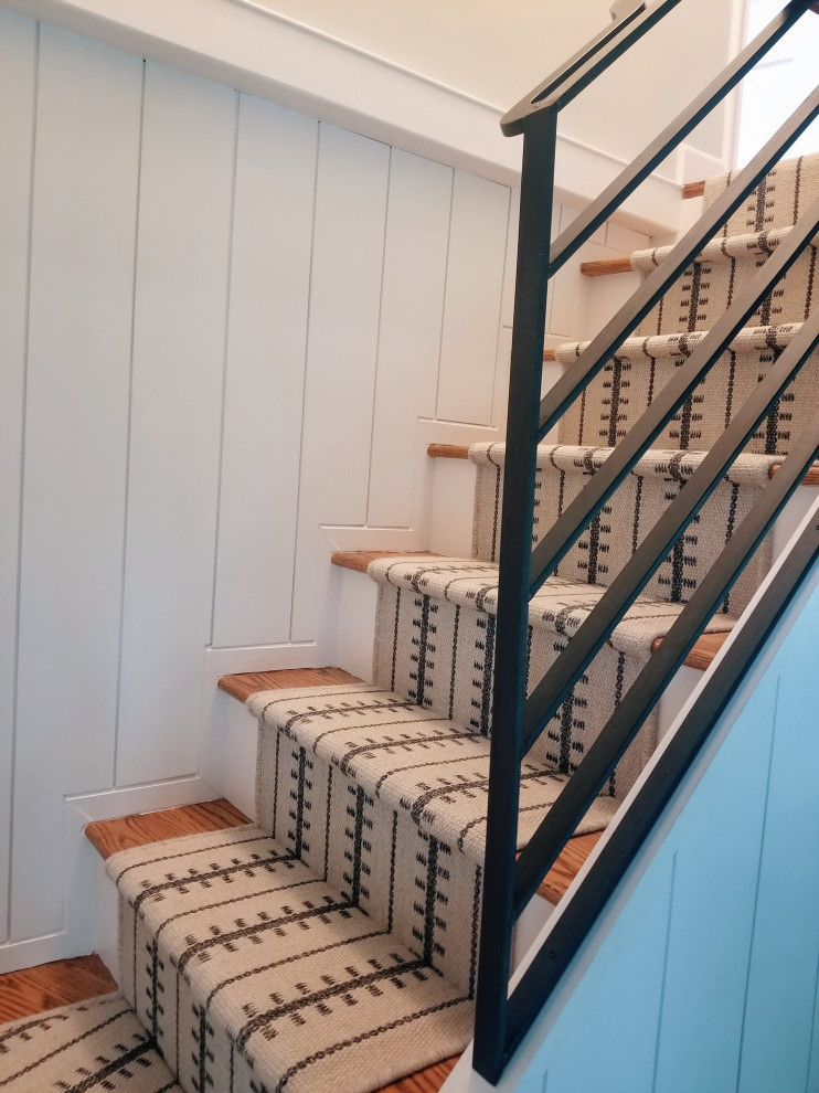 Стильный дизайн: маленькая угловая лестница в стиле кантри с ступенями с ковровым покрытием, ковровыми подступенками, металлическими перилами и стенами из вагонки для на участке и в саду - последний тренд