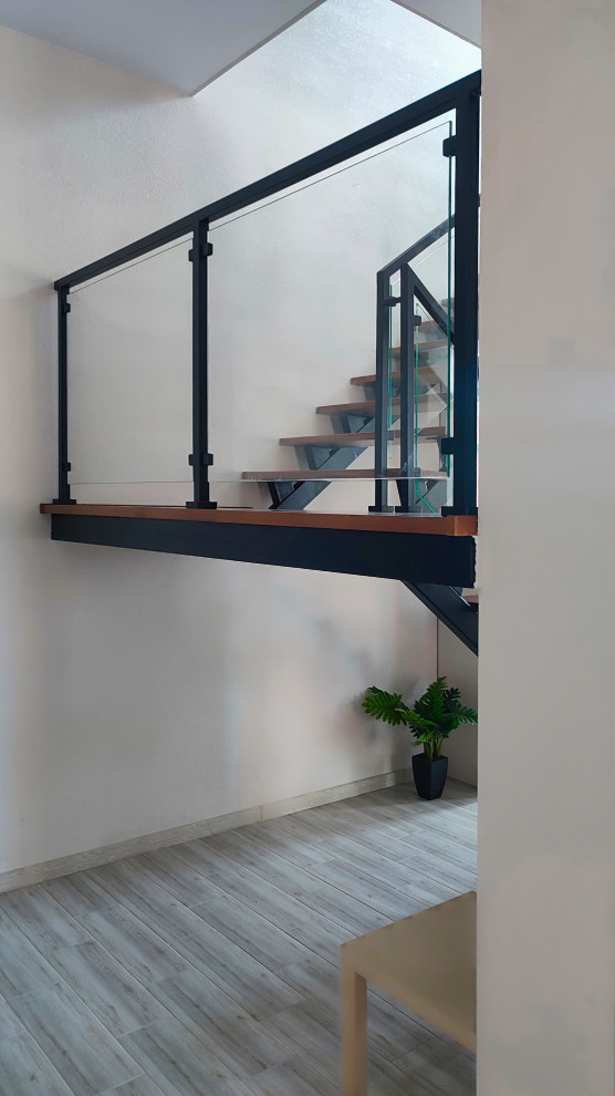 Современная лестница в офис