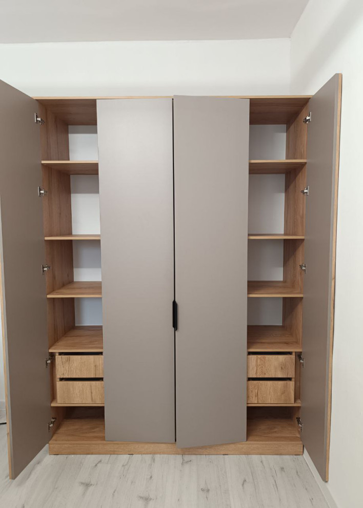 Распашные шкафы