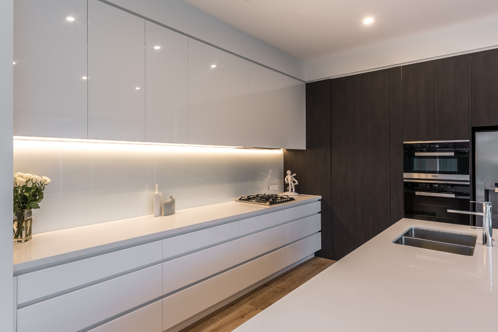 This is an example of a contemporary kitchen in Adelaide.