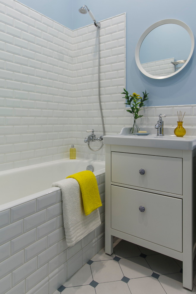 Cette photo montre une salle de bain avec un carrelage blanc, des carreaux de céramique, un mur bleu et un sol en carrelage de céramique.