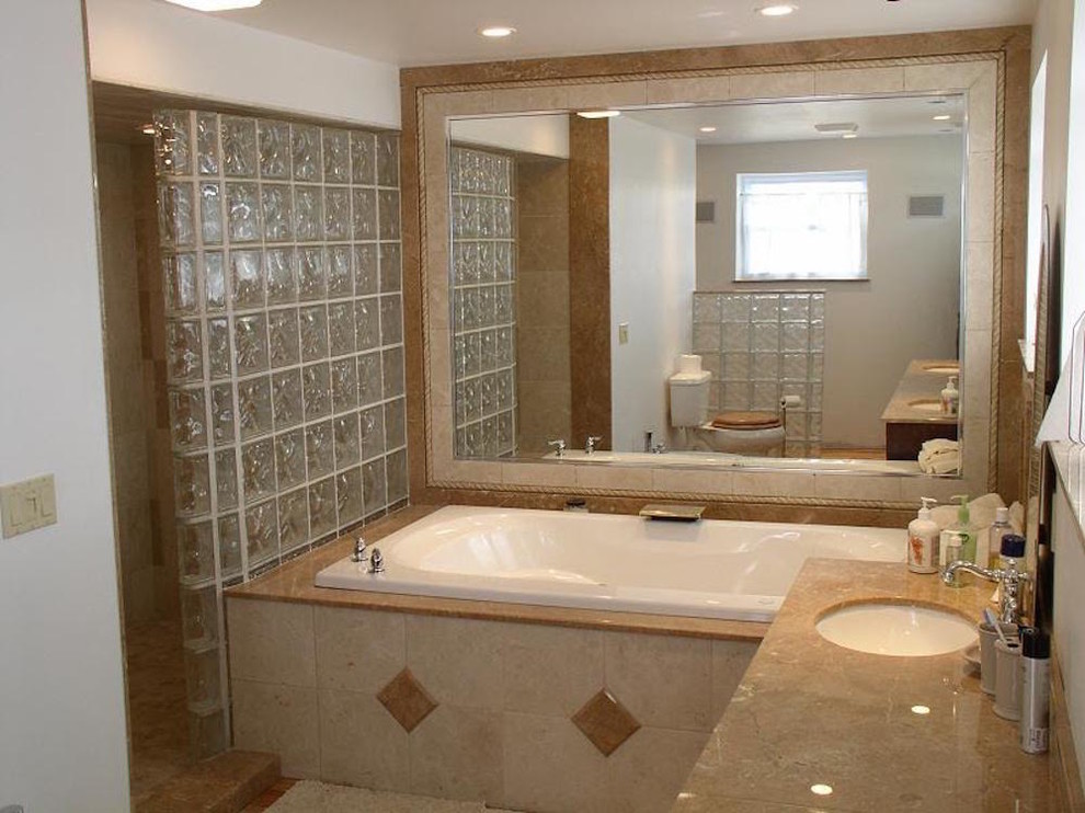 Example of a trendy bathroom design in Chicago