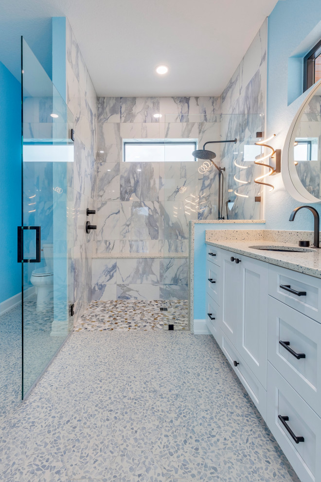 Idéer för ett mycket stort modernt badrum, med ett hörnbadkar, en hörndusch, en toalettstol med hel cisternkåpa, flerfärgad kakel, blå väggar, betonggolv, ett nedsänkt handfat, grått golv och med dusch som är öppen