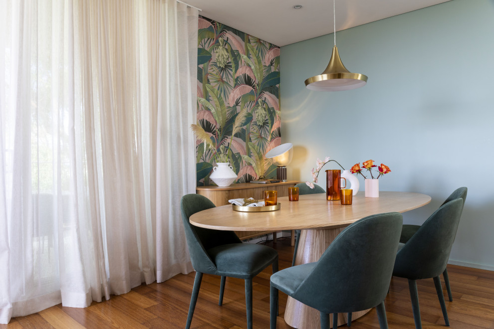Idee per una piccola sala da pranzo tropicale con pareti bianche, pavimento in legno massello medio, pavimento marrone e carta da parati