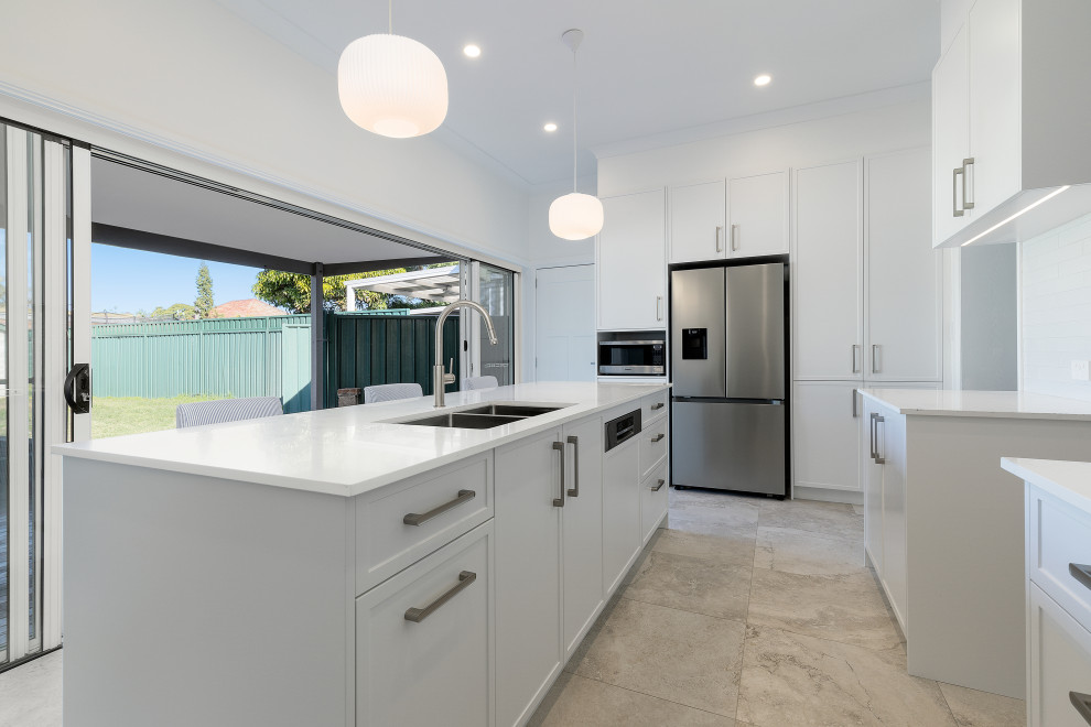 This is an example of a contemporary kitchen in Sydney.