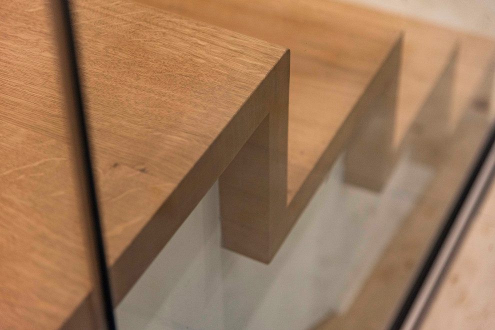 Holztreppe With Holz-Setzstufen, Glasgeländer and Ziegelwänden in Munich