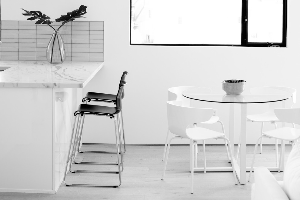Inspiration for a modern dining room remodel in Los Angeles