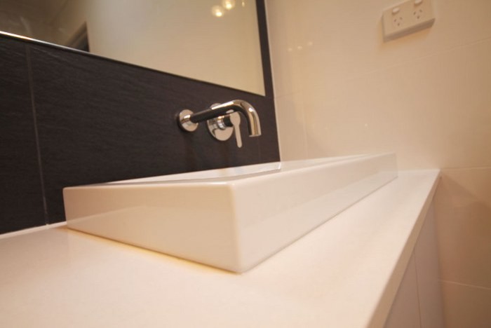 Foto di una stanza da bagno minimalista con ante bianche e pareti bianche