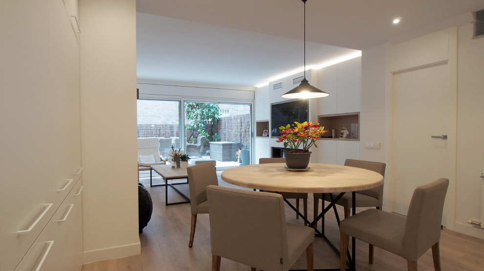 Ejemplo de comedor contemporáneo de tamaño medio abierto con paredes blancas, suelo de madera en tonos medios, todas las chimeneas y suelo beige