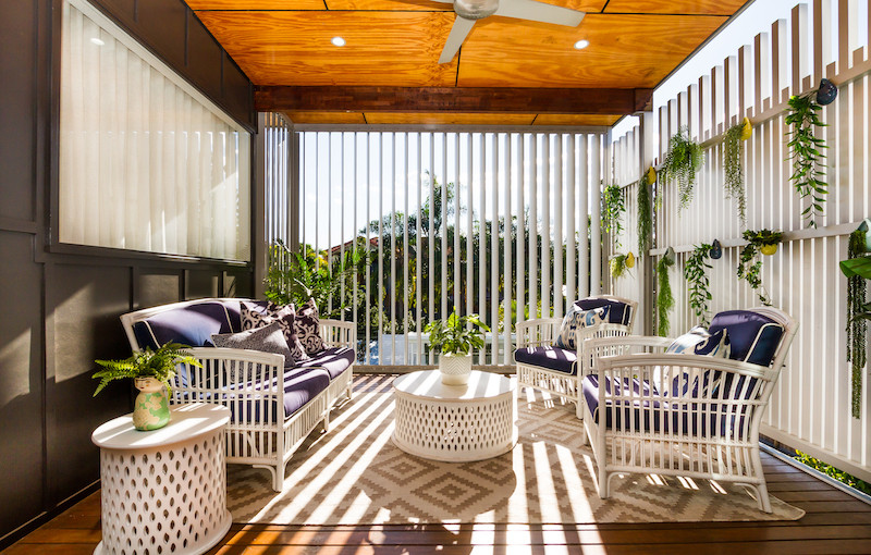 Mid-sized tropical balcony in Brisbane with a vertical garden, a roof extension and metal railing.