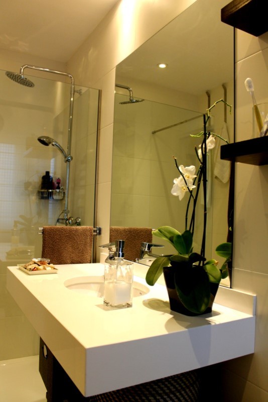 Diseño de aseo minimalista de tamaño medio con lavabo bajoencimera