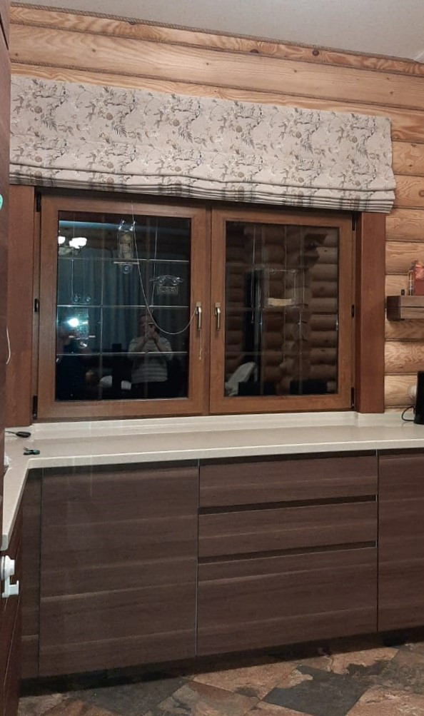 Оформление окон в загородном деревянном доме.