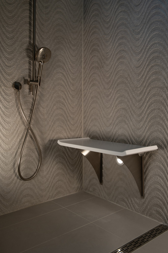 Klassisk inredning av ett mellanstort grå grått en-suite badrum, med möbel-liknande, vita skåp, en kantlös dusch, en bidé, grå kakel, grå väggar, ett undermonterad handfat, bänkskiva i kvarts och dusch med gångjärnsdörr