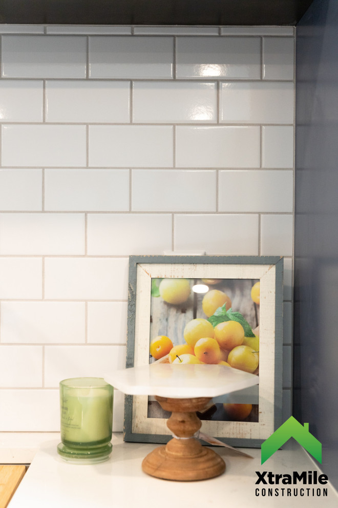 Example of a transitional home design design in Minneapolis