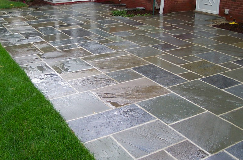 Inspiration for a traditional garden in Chicago with natural stone pavers.