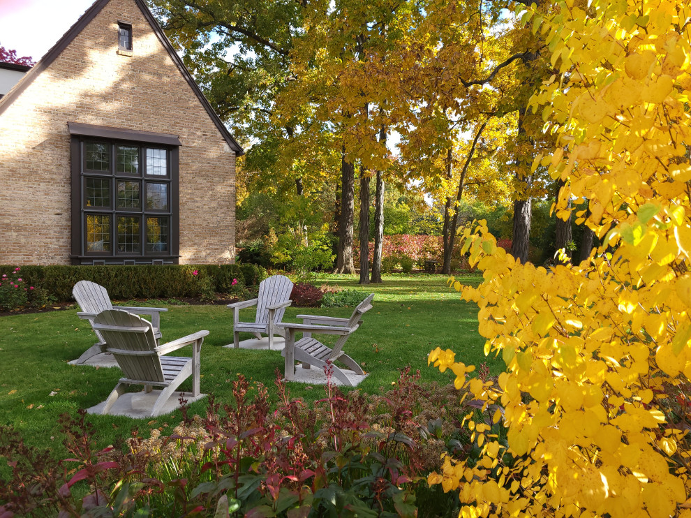 Diseño de jardín ecléctico de tamaño medio en otoño en patio delantero con exposición parcial al sol