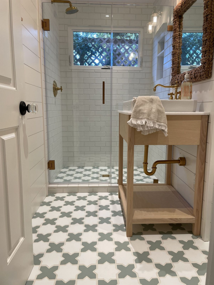 Источник вдохновения для домашнего уюта: ванная комната среднего размера в стиле модернизм с открытым душем, белыми стенами, полом из керамической плитки, разноцветным полом и открытым душем