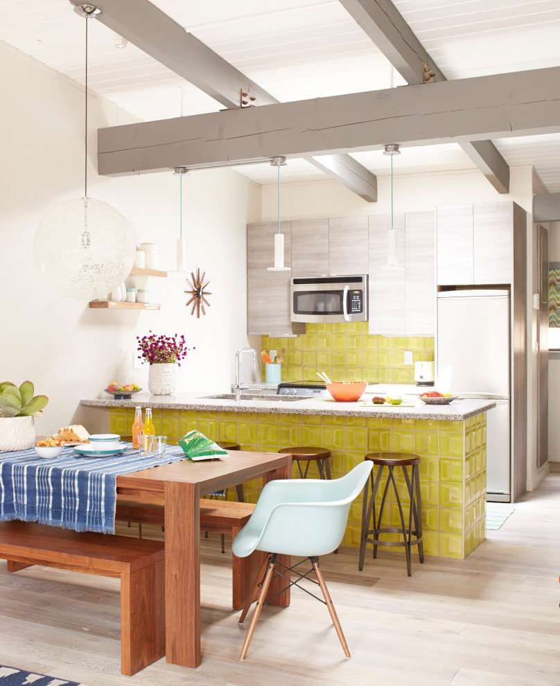 На фото: маленькая параллельная кухня-гостиная в стиле ретро с плоскими фасадами, серыми фасадами, столешницей терраццо, зеленым фартуком, фартуком из керамической плитки, полуостровом и коричневой столешницей для на участке и в саду