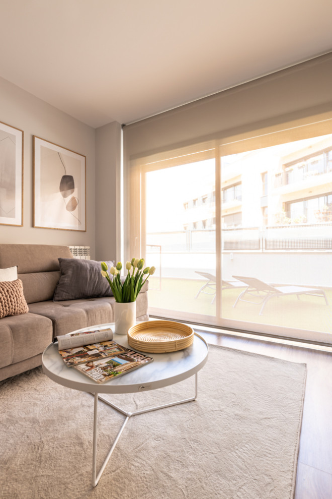 Diseño de comedor nórdico de tamaño medio abierto con paredes grises, suelo de madera en tonos medios y suelo marrón