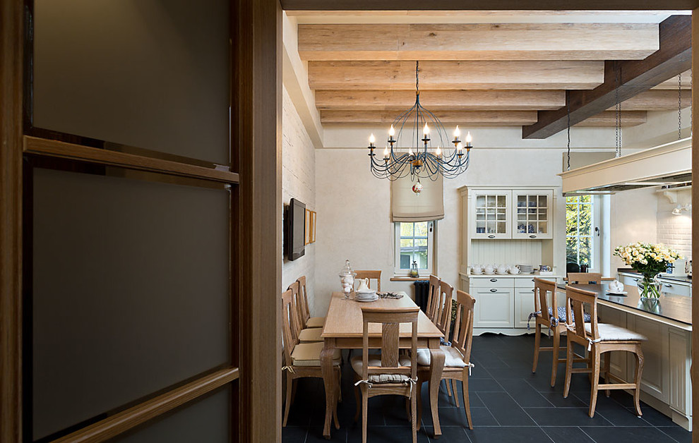 Реконструкция частного дома. Интерьер кухни-столовой