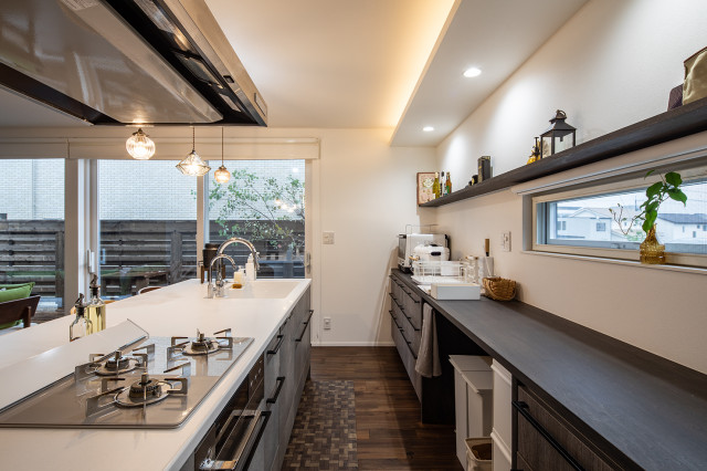 バーカウンターとしても活躍する浄水器付きのアイランドキッチン